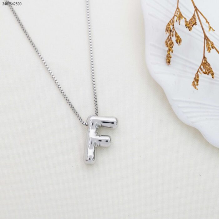 103377934_67de0fde7db8a سلسال فضي بتصميم حرف F منفوخ حجم وسط - الصورة 1