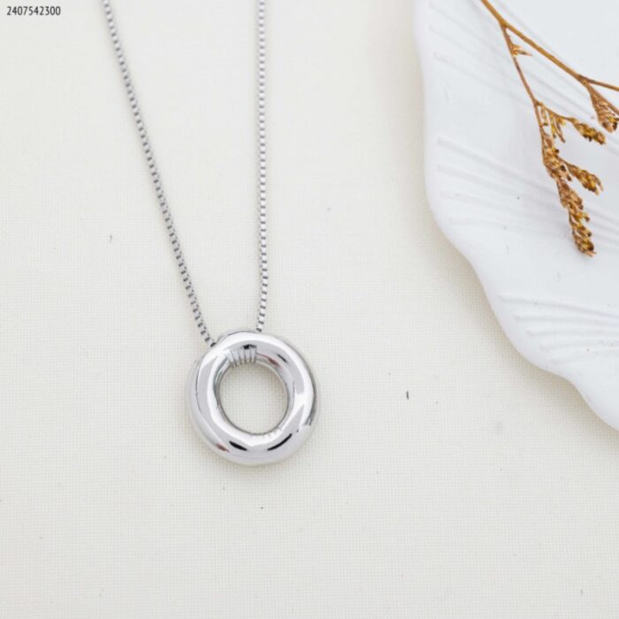 103377935_67de0fe067f1a سلسال فضي بتصميم حرف O منفوخ حجم وسط - الصورة 1