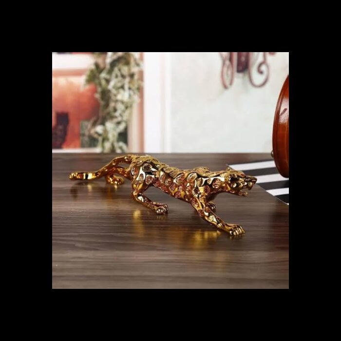 ⁦تمثال ديكور بتصميم فهد لون ذهبي⁩ - الصورة ⁦3⁩