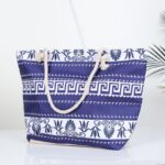 ⁦شنطة يد قماش للرحلات بتصميم مزخرف لون أزرق وأبيض⁩ - الصورة ⁦2⁩