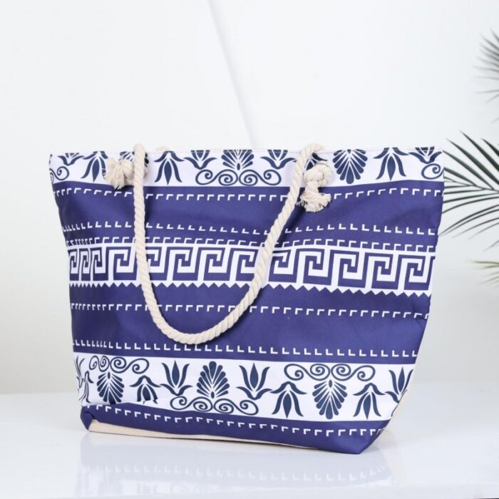 ⁦شنطة يد قماش للرحلات بتصميم مزخرف لون أزرق وأبيض⁩ - الصورة ⁦2⁩
