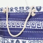 ⁦شنطة يد قماش للرحلات بتصميم مزخرف لون أزرق وأبيض⁩ - الصورة ⁦3⁩