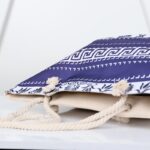 ⁦شنطة يد قماش للرحلات بتصميم مزخرف لون أزرق وأبيض⁩ - الصورة ⁦4⁩