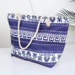 ⁦شنطة يد قماش للرحلات بتصميم مزخرف لون أزرق وأبيض⁩ - الصورة ⁦5⁩