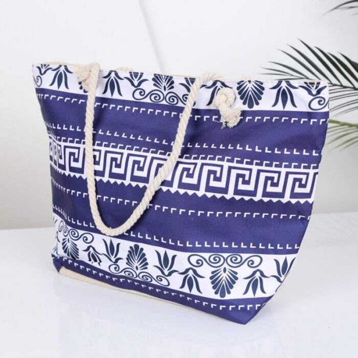 ⁦شنطة يد قماش للرحلات بتصميم مزخرف لون أزرق وأبيض⁩ - الصورة ⁦5⁩