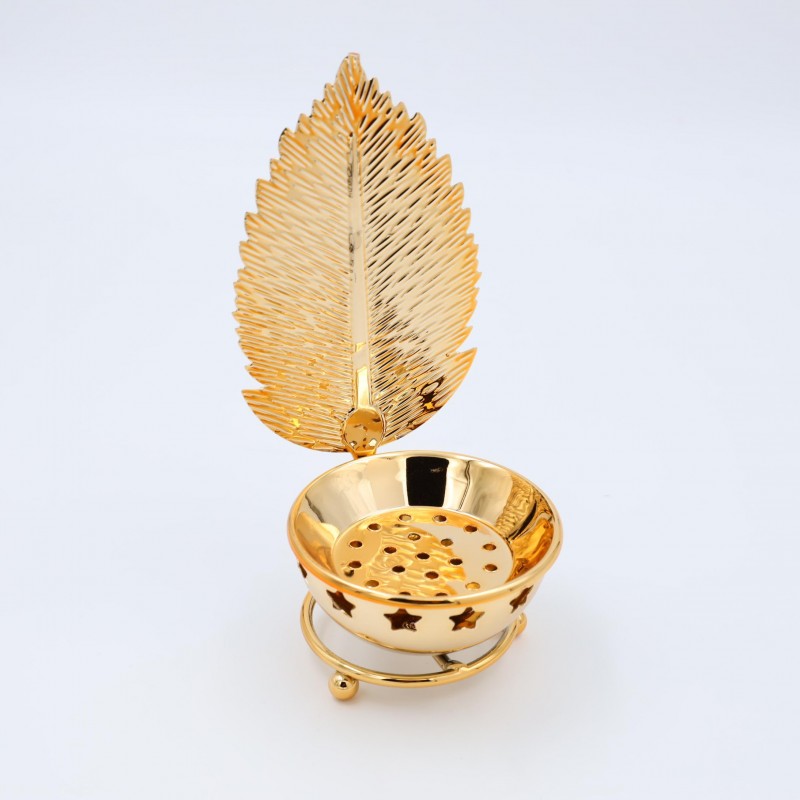 ⁦مضيفة رمضانية بتصميم ورقة شجر لون ذهبي⁩ - الصورة ⁦1⁩