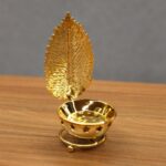 ⁦مضيفة رمضانية بتصميم ورقة شجر لون ذهبي⁩ - الصورة ⁦2⁩