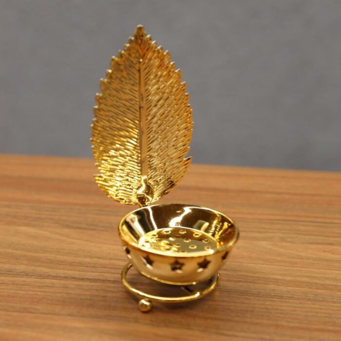 ⁦مضيفة رمضانية بتصميم ورقة شجر لون ذهبي⁩ - الصورة ⁦2⁩