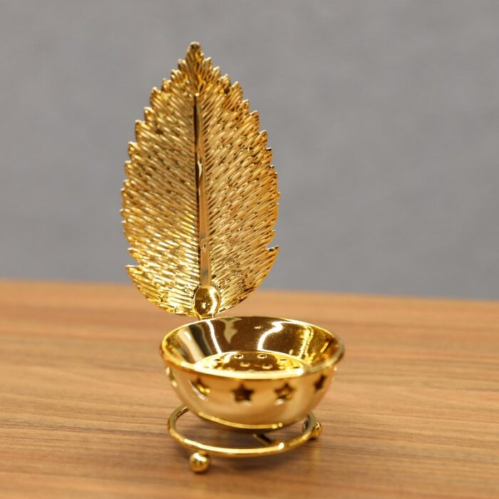 ⁦مضيفة رمضانية بتصميم ورقة شجر لون ذهبي⁩ - الصورة ⁦3⁩