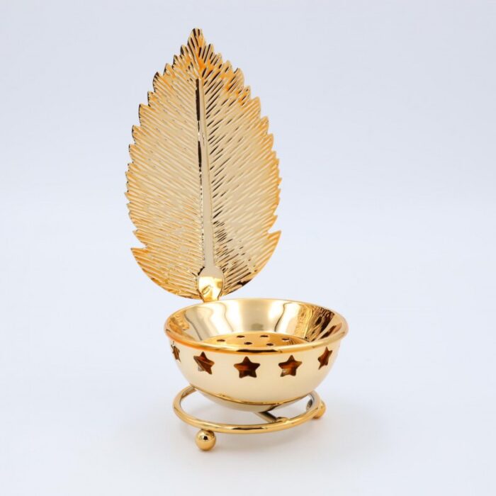 ⁦مضيفة رمضانية بتصميم ورقة شجر لون ذهبي⁩ - الصورة ⁦5⁩