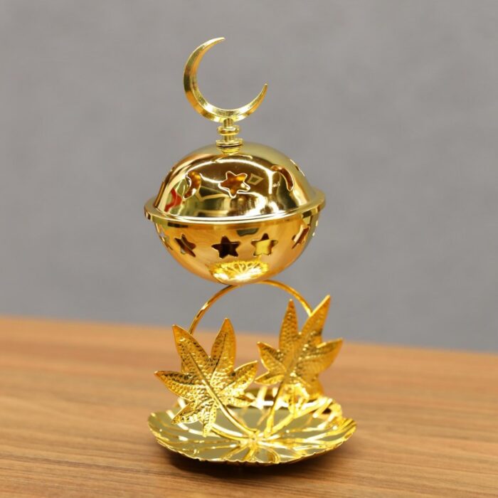 ⁦مبخرة معدنية بغطاء بتصميم هلال لون ذهبي⁩ - الصورة ⁦4⁩