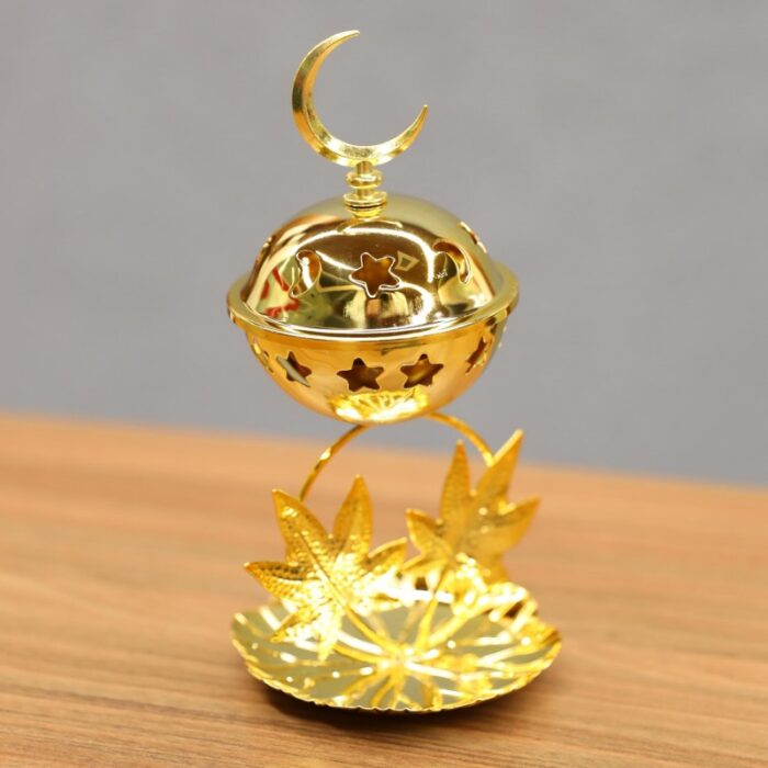 ⁦مبخرة معدنية بغطاء بتصميم هلال لون ذهبي⁩ - الصورة ⁦5⁩