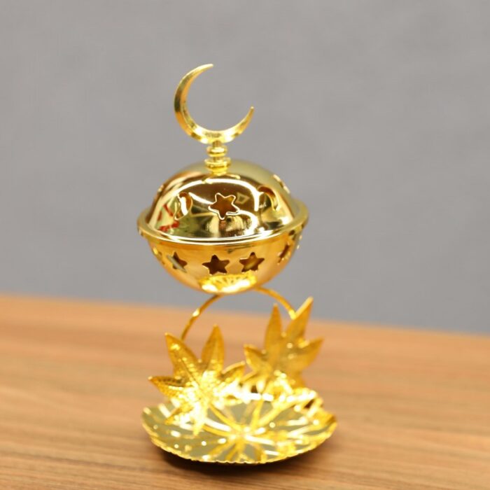 ⁦مبخرة معدنية بغطاء بتصميم هلال لون ذهبي⁩ - الصورة ⁦6⁩