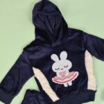 ⁦بجامة بتصميم طاقية (قطعتين) للأطفال لون كحلي⁩ - الصورة ⁦2⁩