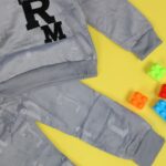 ⁦بجامة بتصميم طاقية (قطعتين) للأطفال لون رمادي⁩ - الصورة ⁦5⁩