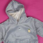 ⁦بجامة مبطنة بطاقية (قطعتين) للأطفال لون رمادي⁩ - الصورة ⁦3⁩