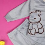 ⁦بجامة مبطنة (قطعتين) للأطفال لون رمادي فاتح⁩ - الصورة ⁦3⁩