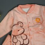 ⁦بجامة (قطعتين) للأطفال لون برتقالي فاتح⁩ - الصورة ⁦4⁩