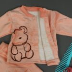 ⁦بجامة (قطعتين) للأطفال لون برتقالي فاتح⁩ - الصورة ⁦7⁩