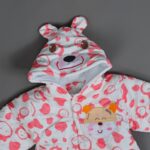 ⁦تبان بيبي مبطن لون أبيض برسومات وةجه فوشي⁩ - الصورة ⁦3⁩