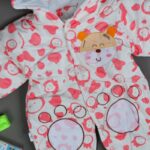 ⁦تبان بيبي مبطن لون أبيض برسومات وةجه فوشي⁩ - الصورة ⁦4⁩