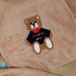 ⁦بجامة بتصميم رسوم الدب (قطعتين) للأطفال لون بيج⁩ - الصورة ⁦4⁩