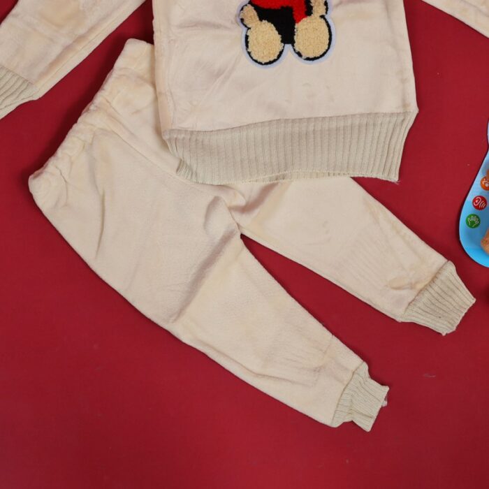 ⁦بجامة بتصميم رسوم الدب (قطعتين) للأطفال لون بيج⁩ - الصورة ⁦3⁩