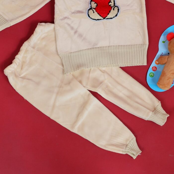 ⁦بجامة بتصميم رسوم الدب (قطعتين) للأطفال لون بيج⁩ - الصورة ⁦2⁩