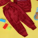 ⁦بجامة بأكمام طويلة وطاقية (قطعتين) للأطفال لون خمري وكحلي⁩ - الصورة ⁦4⁩