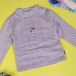 ⁦بلوزة بأكمام طويلة للأطفال لون ابيض وبنفسجي⁩ - الصورة ⁦2⁩