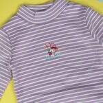 ⁦بلوزة بأكمام طويلة للأطفال لون ابيض وبنفسجي⁩ - الصورة ⁦3⁩