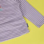 ⁦بلوزة بأكمام طويلة للأطفال لون ابيض وبنفسجي⁩ - الصورة ⁦5⁩