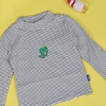 ⁦بلوزة بأكمام طويلة للأطفال لون ابيض واسود⁩ - الصورة ⁦2⁩