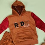 ⁦بجامة بطاقية (قطعتين) للأطفال لون بني وأحمر⁩ - الصورة ⁦3⁩