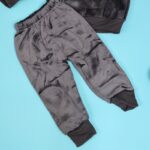 ⁦بجامة بطاقية (قطعتين) للأطفال لون رمادي⁩ - الصورة ⁦2⁩