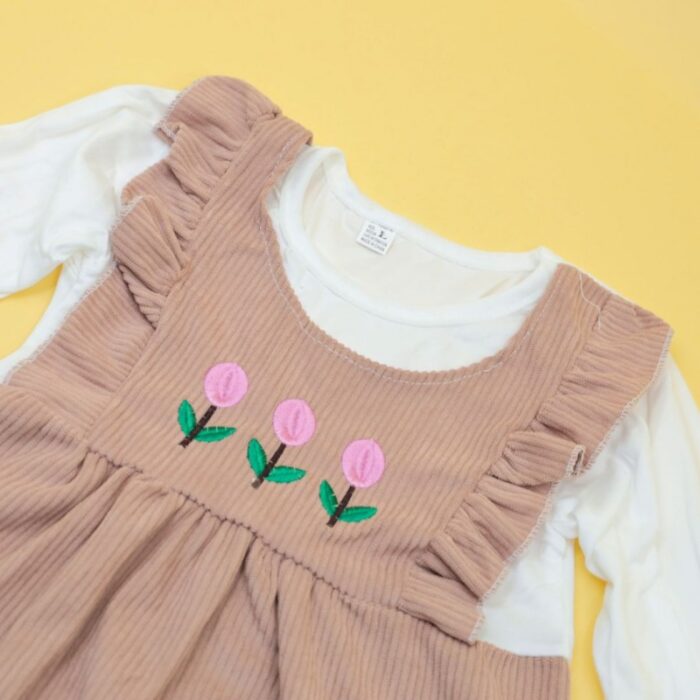 103378429_67de13d96b4be فستان للأطفال لون بيج وأبيض - الصورة 1