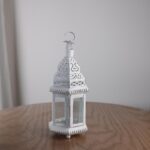 فانوس ابيض مع قاعدة معين طول 20 سم وقطر 9 سم