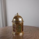 فانوس ذهبي مع شبابيك ملونة طول 21 سم و قطر 13 سم