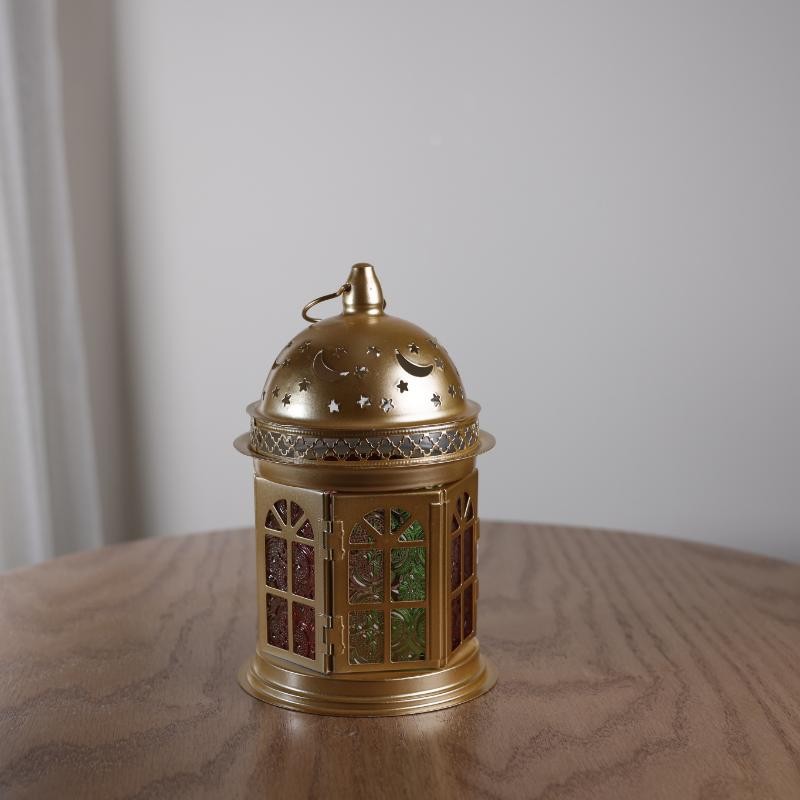 ⁦فانوس ذهبي مع شبابيك ملونة طول 21 سم و قطر 13 سم⁩ - الصورة ⁦1⁩