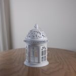 فانوس بقاعدة دائرية ابيض مع شبابيك طول 23 سم قطر 13 سم