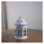 فانوس ابيض مع شبابيك ملونة دائري القاعدة طول 23سم  قطر 12 سم