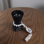 مبخرة اسود مع تعليقة ومسبحة ارتفاعها كامل 13 والمربع اسفل المبخرة طوله وعرضه 5 ونص