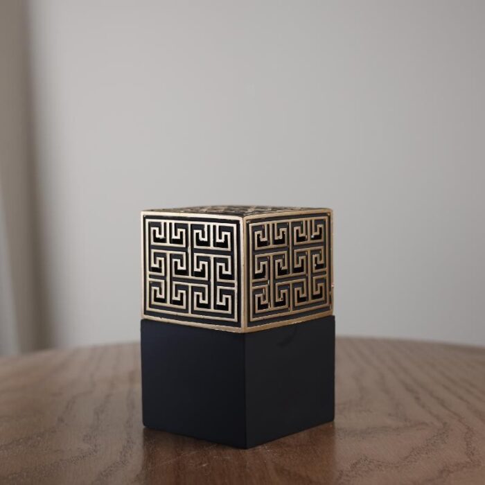 ⁦مبخرة مربعة مع غطاية اسود وذهبي مخرم الارتفاع 13 ونص عبارة عن مبخرة وغطاية مربع شكل طول وعرض 8 ونص⁩ - الصورة ⁦2⁩