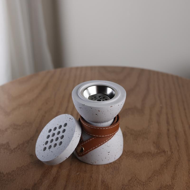 ⁦مبخرة ابيض مبرقع بني مع حزام بني فاتح جلد قطر 9 طول 14⁩ - الصورة ⁦1⁩