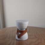 ⁦مبخرة ابيض مبرقع بني مع حزام بني فاتح جلد قطر 9 طول 14⁩ - الصورة ⁦2⁩