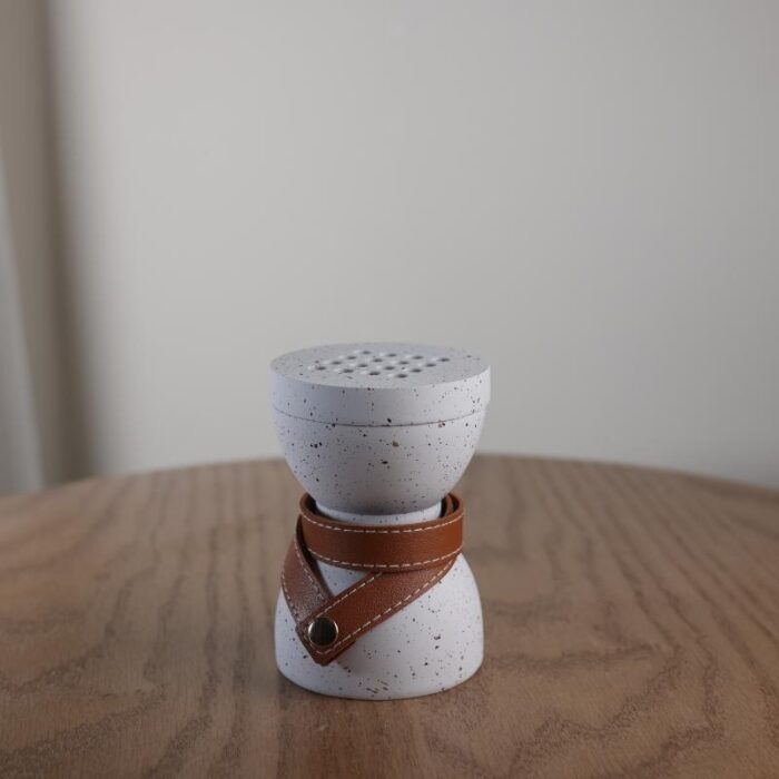 ⁦مبخرة ابيض مبرقع بني مع حزام بني فاتح جلد قطر 9 طول 14⁩ - الصورة ⁦2⁩