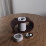 ⁦مبخرة اسطوانية مع ديكور خشبي مستطيلي الشكل المستطيل البني الارتفاع  8 و15 ونص طول و9 عرض  والاسطوانة قطر 5 ونص وارتفاع 9⁩ - الصورة ⁦2⁩