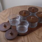 ⁦قاعدة خشبية سداسية مع 6 وعاءات زجاجية مزخرفة وغطاء خشب طول 9 ارتفاع 5 القاعدة الخشبية 26 سم عرض 16⁩ - الصورة ⁦3⁩