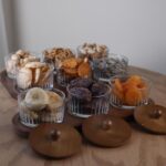 ⁦قاعدة خشبية سداسية مع 6 وعاءات زجاجية مزخرفة وغطاء خشب طول 9 ارتفاع 5 القاعدة الخشبية 26 سم عرض 16⁩ - الصورة ⁦4⁩