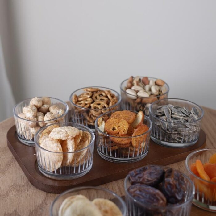 ⁦قاعدة خشبية سداسية مع 6 وعاءات زجاجية مزخرفة وغطاء خشب طول 9 ارتفاع 5 القاعدة الخشبية 26 سم عرض 16⁩ - الصورة ⁦5⁩